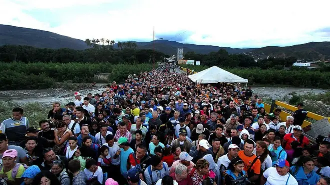 Miles de venezolanos pasaron a Colombia en julio de 2016 durante la apertura temporal de la frontera, para proveerse de víveres y medicinas.