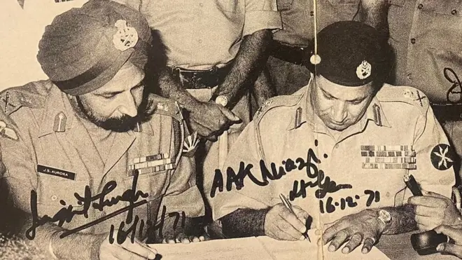 भारत के सामने आत्मसमर्पण दस्तावेज़ पर हस्ताक्षर करते जनरल नियाजी