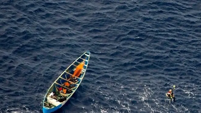 قصة مراهقة بين قلة نجوا بعد 22 يوما في البحر للوصول لأسبانيا