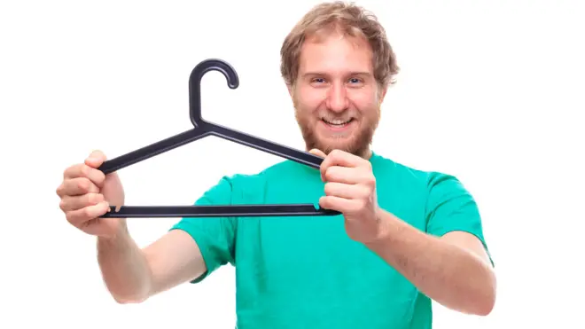 Мужчина с вешалкой