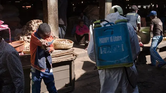 Désinfection dans un marché de Madagascar