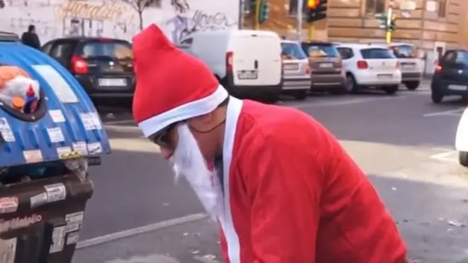 Noel Baba kılığındaki protestocu