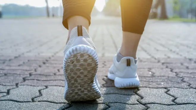 unos pies con tenis dando un paso