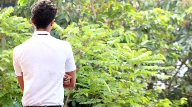 นักเรียนชายวัย 16 ปีกล่าวว่า การกอดเป็นการแสดงความยินดีโดยไม่มีเรื่องอื่นแอบแฝง