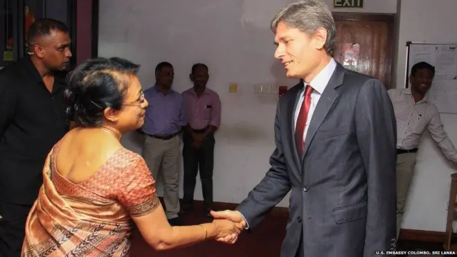 ප්‍රජාතන්ත්‍රවාදය, මානව හිමිකම් සහ කම්කරු කටයුතු පිළිබඳ ඇමෙරිකානු සහකාර රාජ්‍ය ලේකම් ටොම් මලිනොව්ස්කි සහ ශ්‍රී ලංකා මානව හිමිකම් කොමිසමේ ප්‍රධානී ආචාරිනී දීපිකා උඩගම