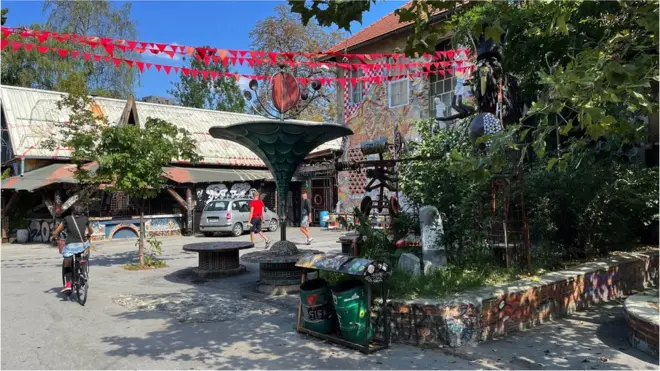 Dvorište Metelkove krase brojne umetničke instalacije