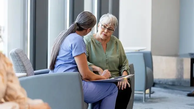Čak i u radnim sredinama gde postoji rodni paritet mnoge žene i dalje obavljaju emocionalno teške poslove