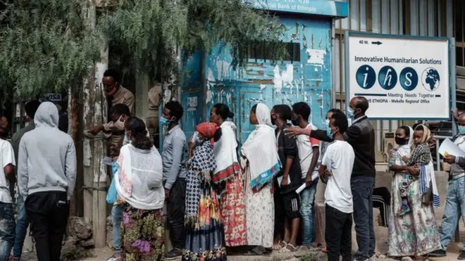 ገንዘብ ንምርካብ ኣብ ደገ ኣፌት ባንኪ ሪጋ ዝሓዙ ሰባት