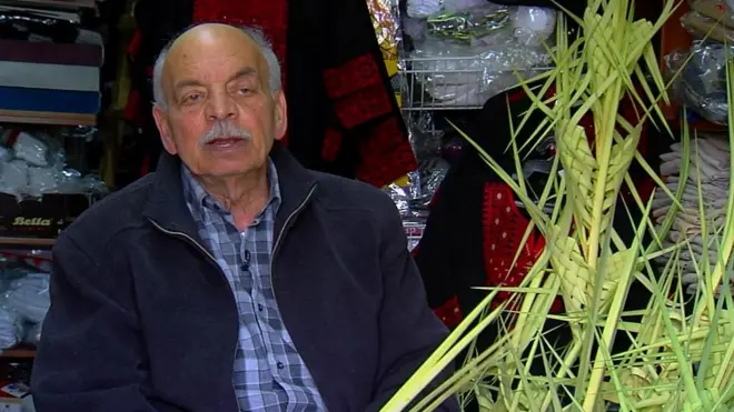 يشتهر الفلسطيني حنا امسيح بصناعة سعف "أحد الشعانين" للطوائف المسيحية، منذ عام 1958. ويجدل حنا السعف في محله الأقدم في مدينة رام الله و المتوارث عن اجداده.