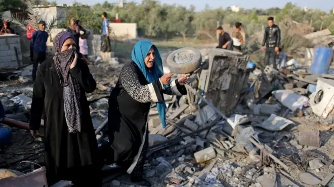 Palestinian women at site of Israeli air strike in Gaza (14/11/19)