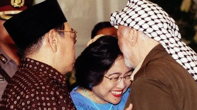 Presiden Abdurrahman Wahid, Wakil Presiden Megawati Sukarnoputri dan pemimpin Palestina Yasser Arafat dalam pertemuan di Istana Negara, 16 Agustus 2000.