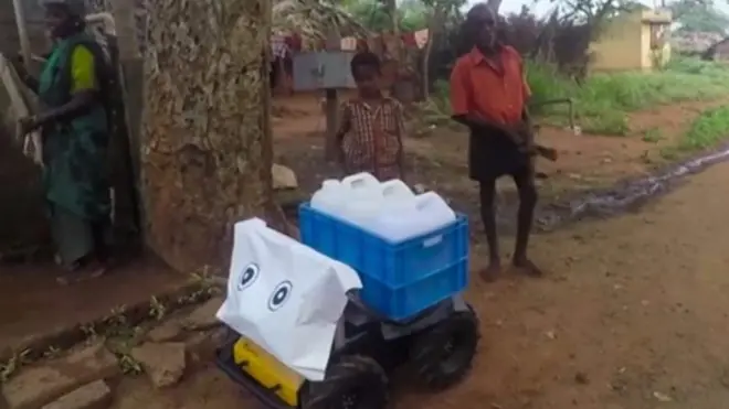 લોકોના ઘરે પાણીની ડિલીવરી આપતો રોબૉટ ગ્રામજનો સાથે તેમની ભાષામાં જ વાત કરે છે.