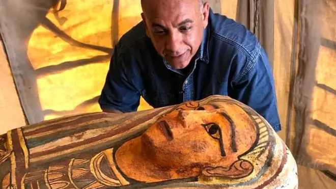 كان على بعض الأكفان رسوم ملونة