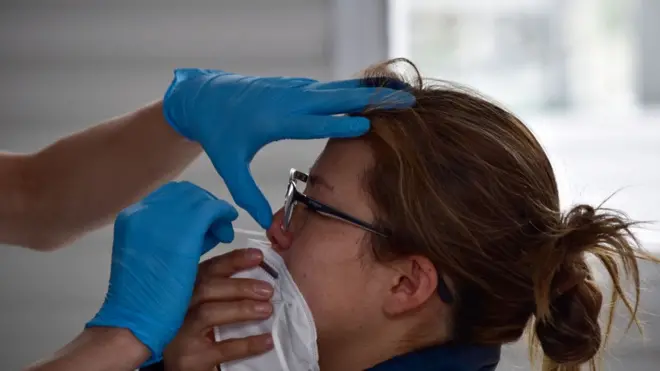 Mujer a la que le practican un test PCR.