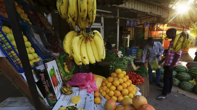 سوق في الخرطوم. سجل الجنيه السوداني انخفاضا قياسيا أمام العملات الأجنبية.