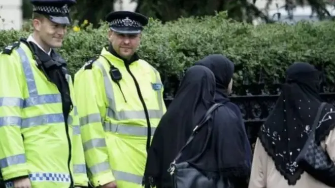 مسلمات تسرن في الشارع تحت نظر الشطرة البريطانية