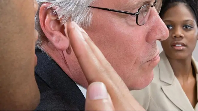 موظف يهمس في أذن زميله