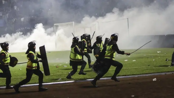 Police tried to stop fans invading the pitch