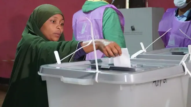 አንዲት መራጭ ድምጽ ስትሰጥ