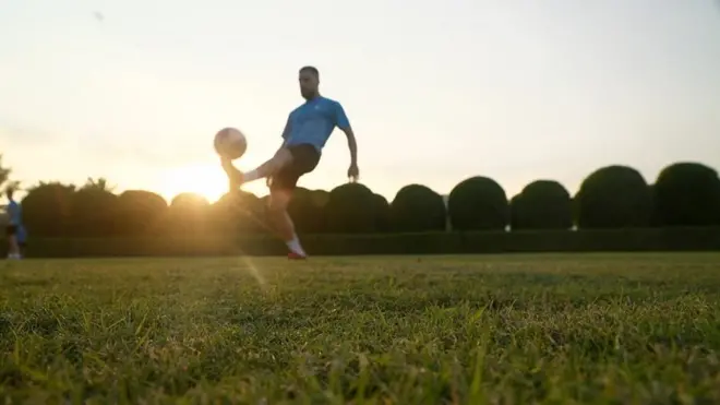 요르단 자타리 난민 캠프에 살던 네 명의 축구선수의 이야기는 지난 2018년 다큐멘터리로 제작되었다. 이를 본 브라질 NGO 비바 리오(Viva Rio)는 난민 캠프 내 축구를 하던 350명 중 이들 네 명을 선발해 리우데자리우로 데려왔다. 블랙 펄 축구교실(Black Pearl's Academy)에 입소시켜 프로 축구