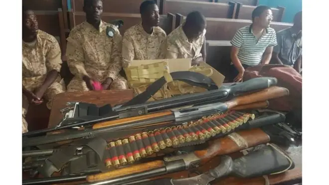 እዞም ተጠርጠርቲ ብፖሊስ ኣብ ትሕቲ ቀይዲ እንትኣትዉ፡ ኣፅዋር ሒዞም ነይሮም