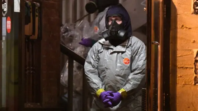 Seorang anggota tim forensik memeriksa pub The Mill di Salisbury, Inggris, pada 14 Maret. Mantan mata-mata Rusia, Sergei Skripal dan putrinya, diserang dengan zat saraf pada 4 Maret lalu.