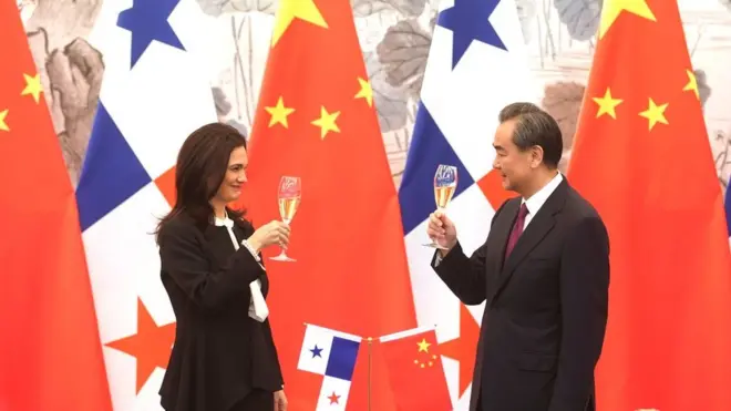 Picture of China's foreign minister Wang Yi (right) toasting Panama's foreign minister Isabel Saint Malo de Alvarado