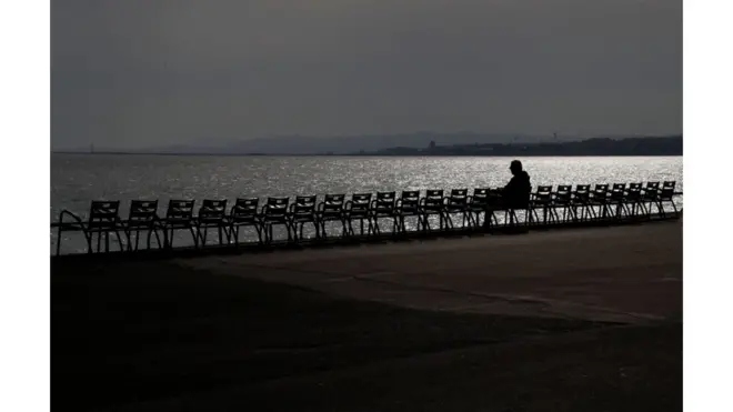 باتت أوروبا توصف بأنها القارة التي تشهد أسرع انتشار للوباء عالميا، وقد أعلنت فرنسا وألمانيا العودة إلى "الطواريء" المشددة.