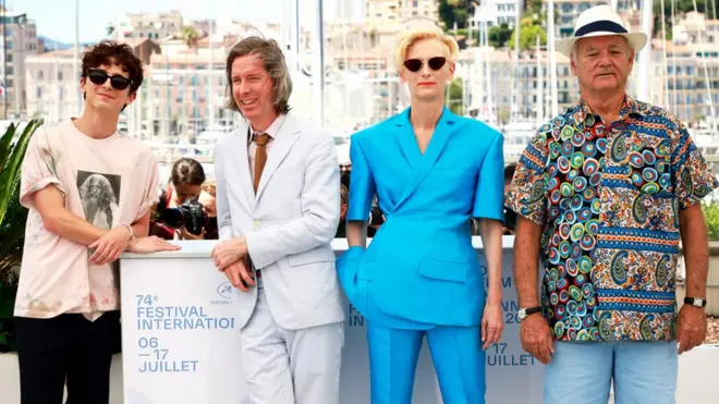 То самое фото: Уэс Андерсон (второй слева) и актеры, снявшиеся в его "Французском вестнике", - Тимоти Шаламе, Тильда Суинтон и Билл Мюррей