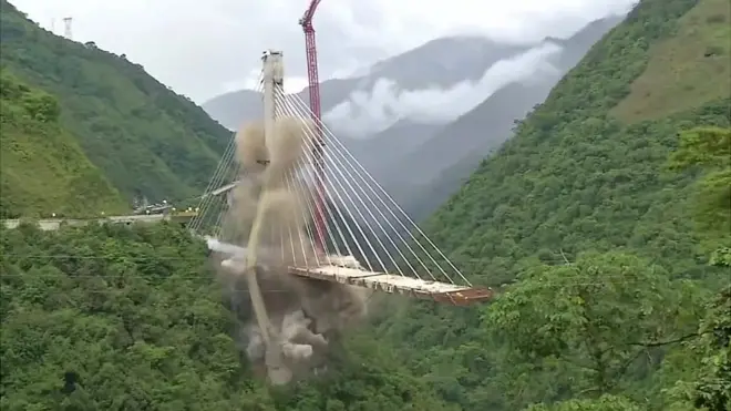 لحظة تدمير تحت الإنشاء فى كولومبيا