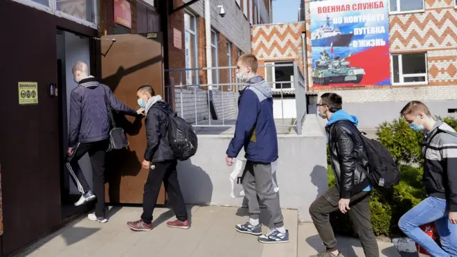 призовники біля військкомату