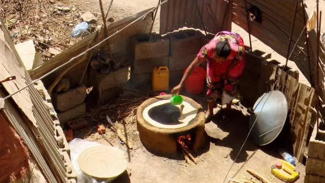 Dubartii daahannoo buqqaatotaa magaalaa Shiree keessatti buddeena tolchaa jirtu
