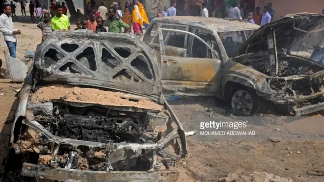 Deux voitures ont explosé à Mogadiscio, la capitale somalienne.