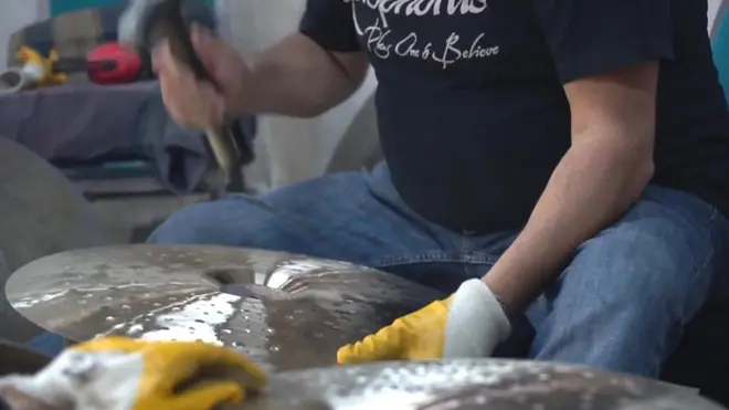 حرفيون أتراك يصنعون الصنوج منذ مئات السنين