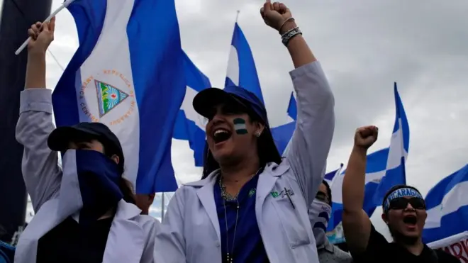 Numerosos médicos afirman haber sido despedidos por atender a los heridos durante las protestas.