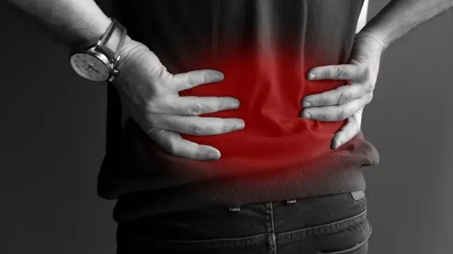 Hombre con dolor lumbar.