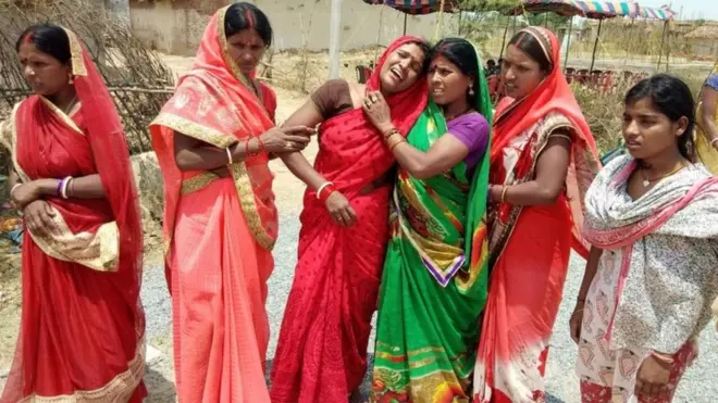 ญาติของวัยรุ่นวัย 16 ปีที่ถูกข่มขืนและจุดไฟเผาจนเสียชีวิตในรัฐฌารขัณฑ์ ของอินเดีย