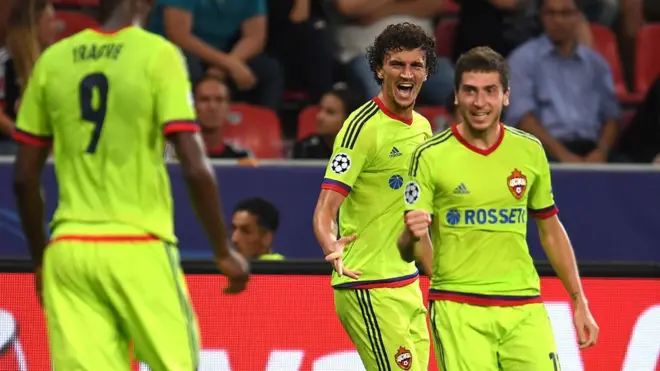 Окончательный счет в матче установил Роман Еременко (в центре)