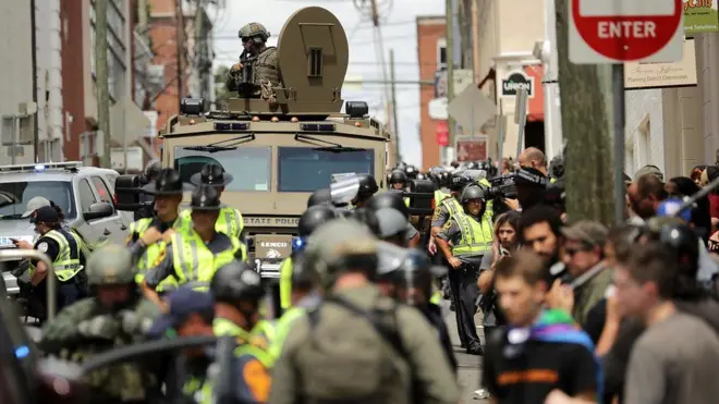 На вулиці містечка Шарлоттсвілль, де спалахнули заворушення через акцію ультраправих, виведені посилені наряди поліції і бронетехніка