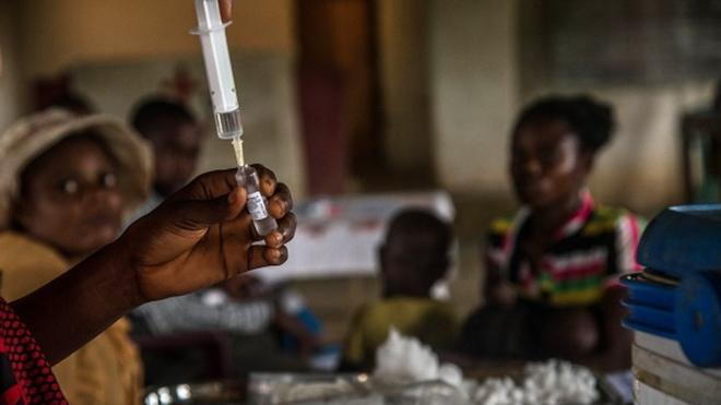 Les enfants attendent d'être enregistrés avant d'être vaccinés contre la rougeole en RD Congo.