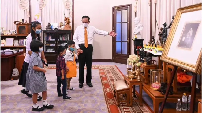 พล.อ. ประยุทธ์ จันทร์โอชา สวมบทไกด์นำเด็ก ๆ ทัวร์ทำเนียบฯ