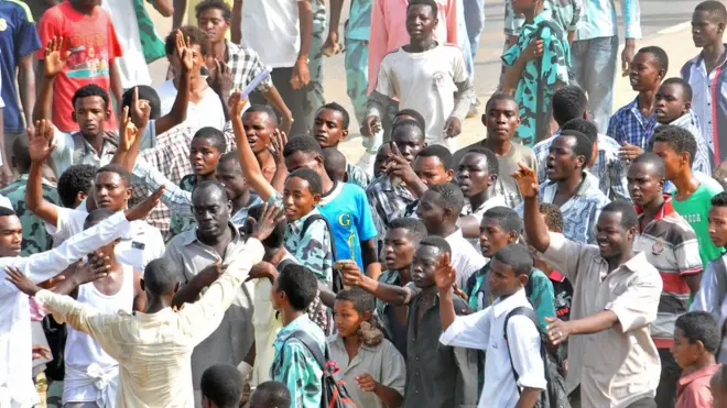 شهد السودان مظاهرات سابقة في عام 2013 بعد أن أعلنت الحكومة رفع أسعار الوقود وإلغاء الدعم