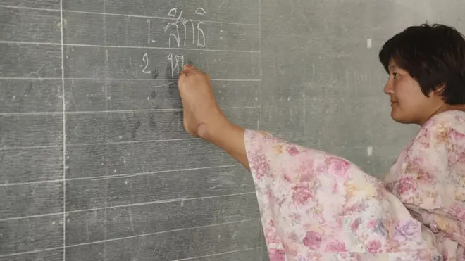 ครูผู้ใช้เท้าวาดอนาคตให้เด็ก ๆ