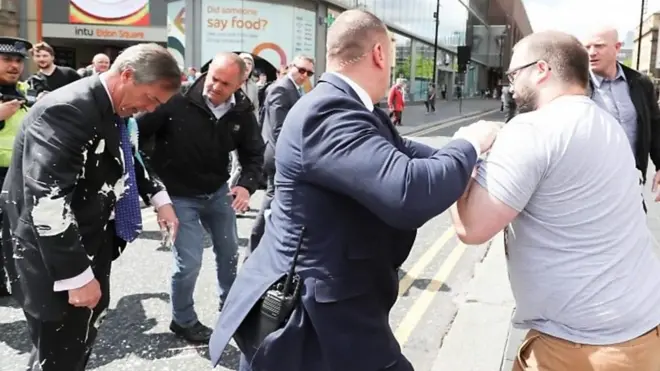 بالفيديو: شاب يسكب حليبا على سياسي بريطاني