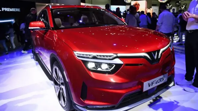 Mẫu xe điện VF e35 của VinFast tại Triển lãm ô tô ở Los Angeles tháng 11/2021