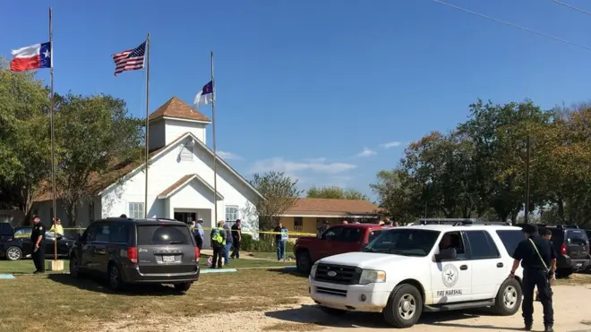 Pihak berwenang memasang garis polisidi lokasi penembakan di Sutherland Springs.