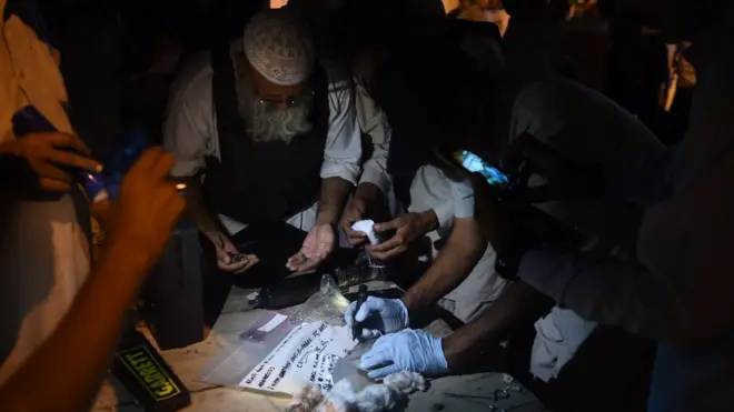 اس سے پہلے رواں ماہ کی 18 تاریخ کو بھی کراچی میں ایک امام بارگاہ پر کریکر سے کیے جانے والے حملے میں ایک بچہ ہلاک جبکہ 18 افراد زخمی ہو گئے تھے۔