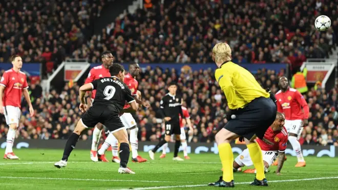 Wissam Ben Yedder, le bourreau de Manchester United, marquant le 2e but sévillan.