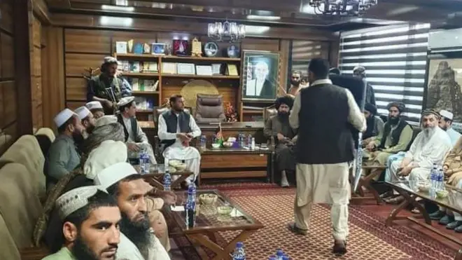 دغه عکس کې لیدل کېږي چې د ننګرهار والي ضیاءالحق امرخیل له طالبانو سره ناست دی