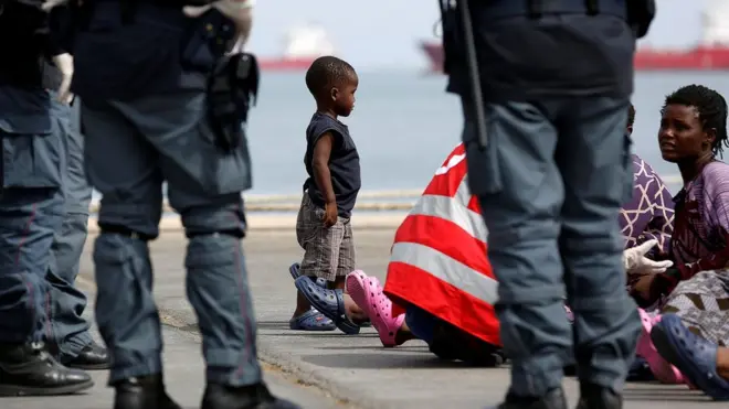 С начала этого года, по данным ООН, в Италию из стран Африки и Ближнего Востока по Средиземному морю прибыли более 64 тысяч мигрантов и беженцев.